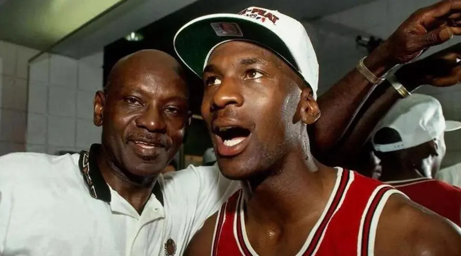 详细阅读:爱游戏-Uzi在公牛比赛中逆转,比分优势明显引发热议!的简单介绍 爱游戏-Uzi在公牛比赛中逆转,比分优势明显引发热议!的简单介绍