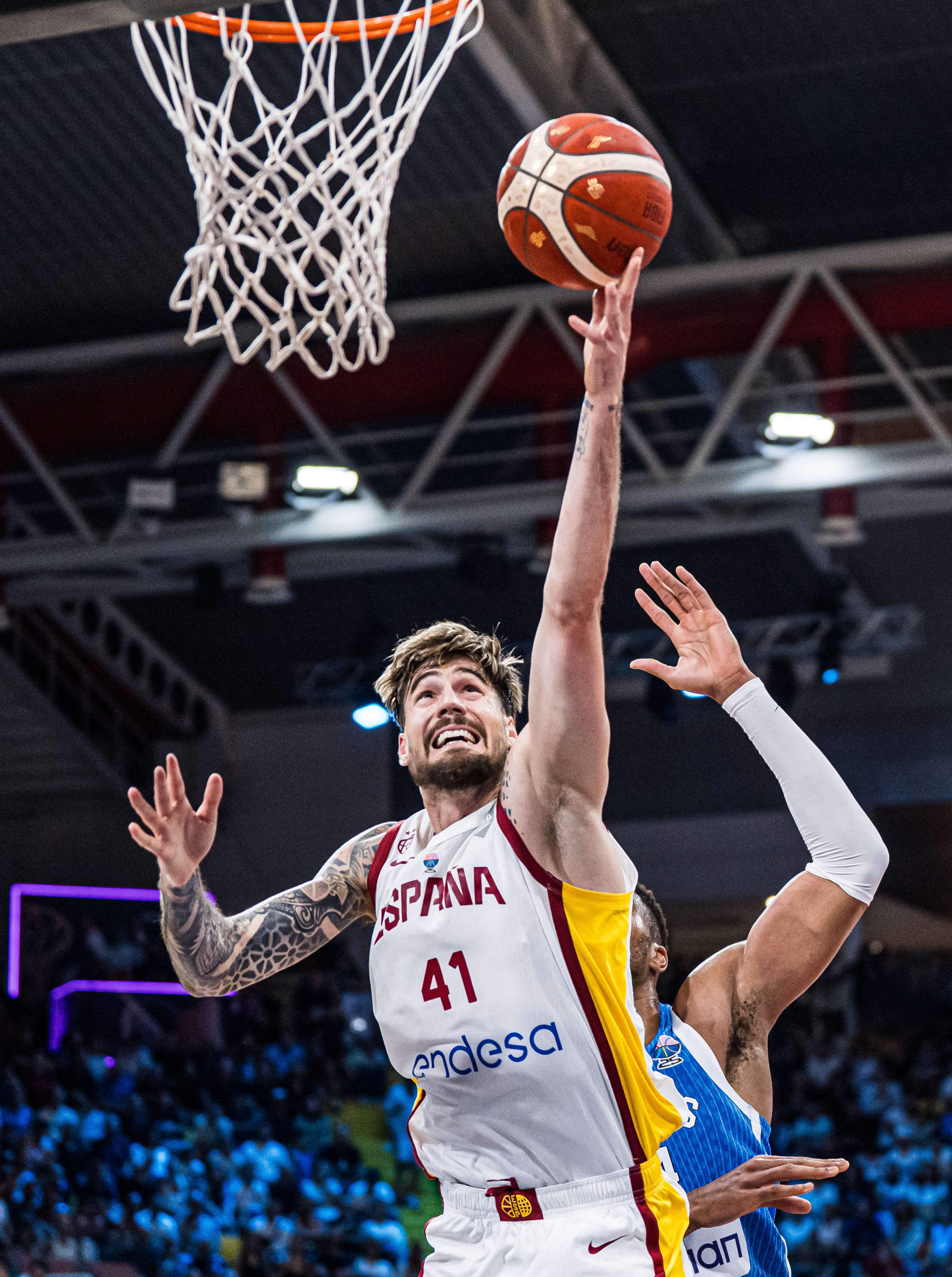 爱游戏体育-詹姆斯在西班牙队比赛中挺进下一轮，出色防守引发热议！的简单介绍